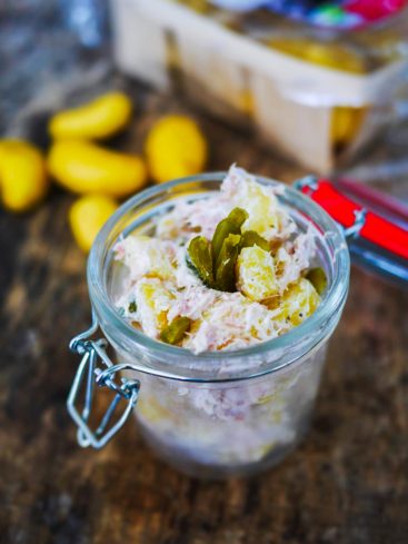 Salade de pommes de terre, thon et cornichons en bocal