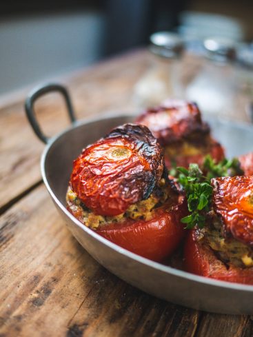 Tomates farcies cuites au four, plat appétissant.