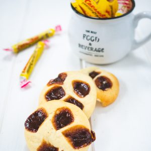 Biscuits à la confiture et bonbons Carambar