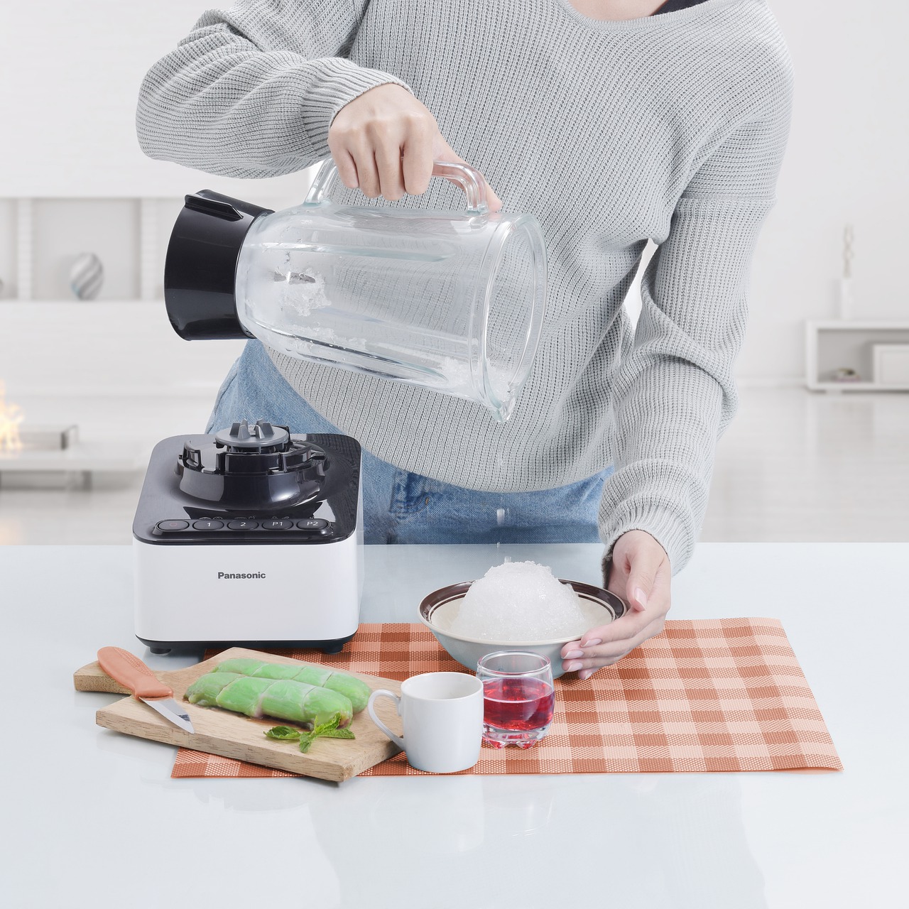 Préparation d'une boisson glacée avec un blender Panasonic.