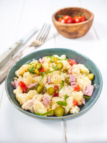 Salade de pommes de terre avec jambon et cornichons