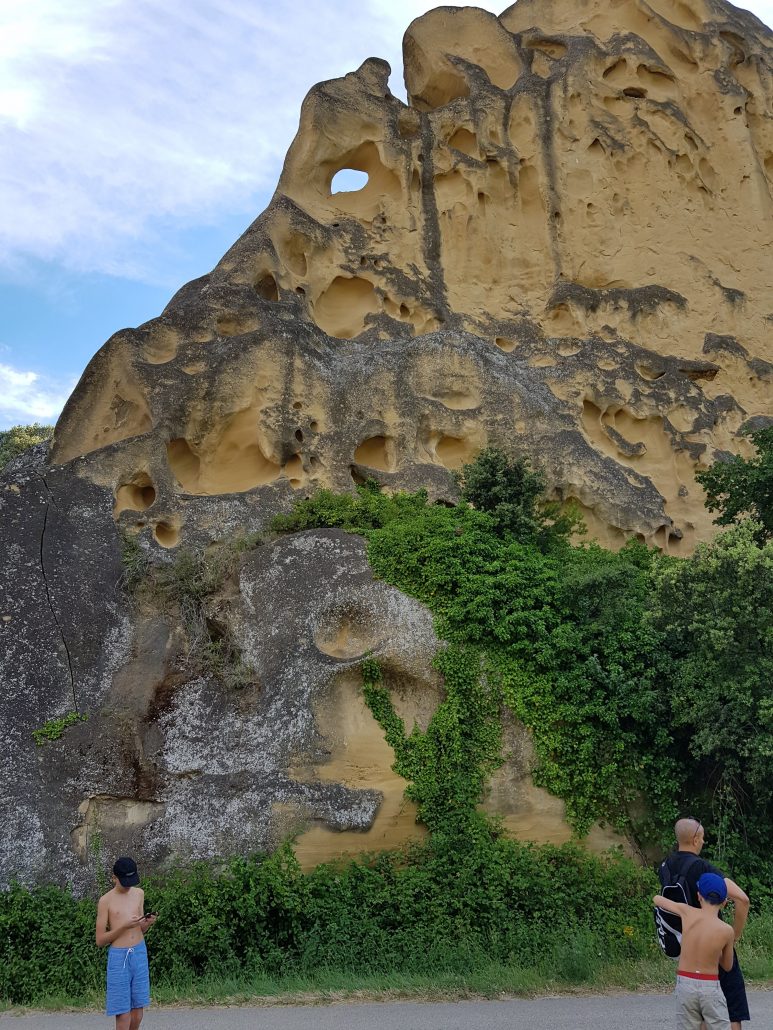 Le rocher de Rocalinaud, à Beaumes de Venise