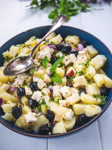 Salade de pommes de terre avec feta, olives et menthe