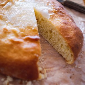 Tarte au sucre avec une part coupée.