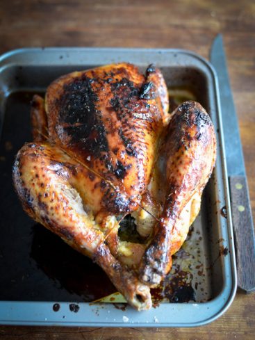 Poulet rôti entier juteux dans un plat