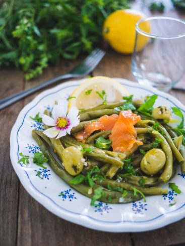 Salade de haricots verts, saumon, citron et olives.