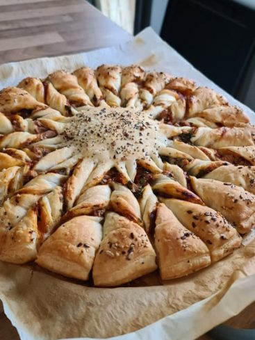 Tarte soleil feuilletée garnie, prête à déguster.