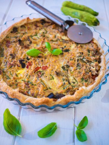 Quiche aux légumes avec courgettes et basilic