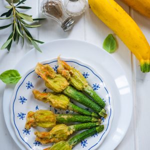 Fleurs de courgettes frites sur assiette, courgettes jaunes