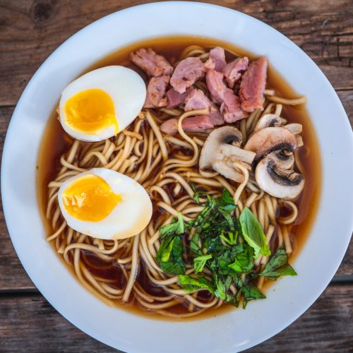 Bol de ramen avec œuf, champignons et jambon.