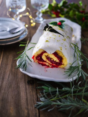 Bûche de Noël décorée, garniture framboise