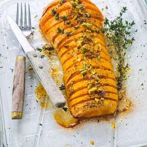 Courge rôtie hasselback, thym et pistaches.