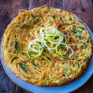 Frittata de spaghetti et courgettes, cuisine italienne