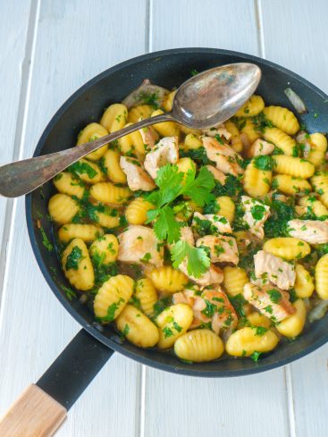 Gnocchis au poulet et persil, poêle.