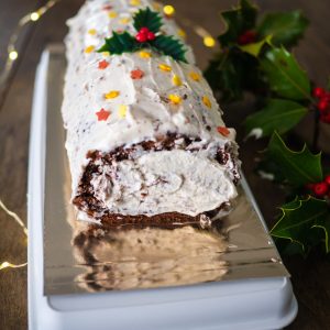 Bûche de Noël décorée avec du houx