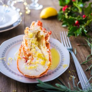 Queue de homard grillée, citronnée, décor festif Noël
