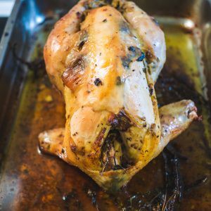 Poulet rôti doré dans un plat de cuisson