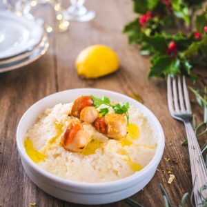 Purée de chou-fleur aux pétoncles, citron et herbes.