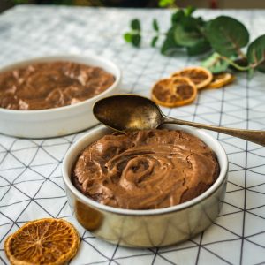 Dessert crémeux au chocolat avec oranges confites