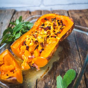 Courge butternut farcie au bacon et sauge.