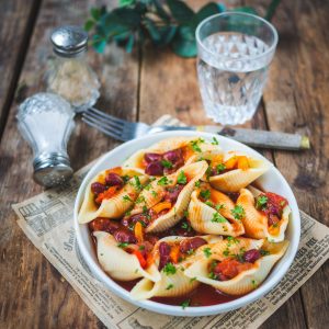 Pâtes conchiglie farcies aux haricots rouges, plat rustique.