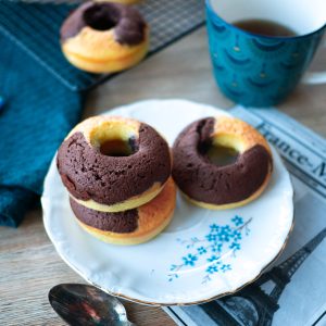 Donuts bicolores, thé, journal Paris, douceur