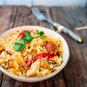 Plat de riz avec poulet, poivrons et chorizo