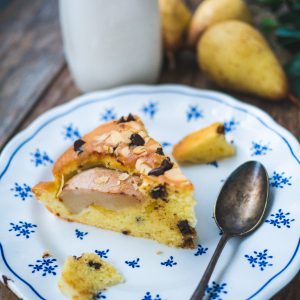 Tarte aux poires et chocolat, lait en arrière-plan