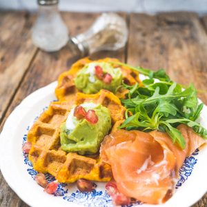Gaufres de patate douce avec avocat et saumon.