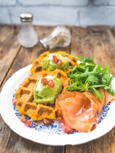Gaufres de patate douce avec avocat et saumon.