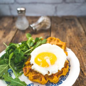 Gaufre de patate douce avec œuf et salade.