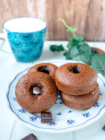 Donuts au chocolat avec tasse de café