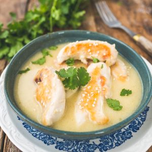 Soupe poulet coco et coriandre, vue rapprochée.