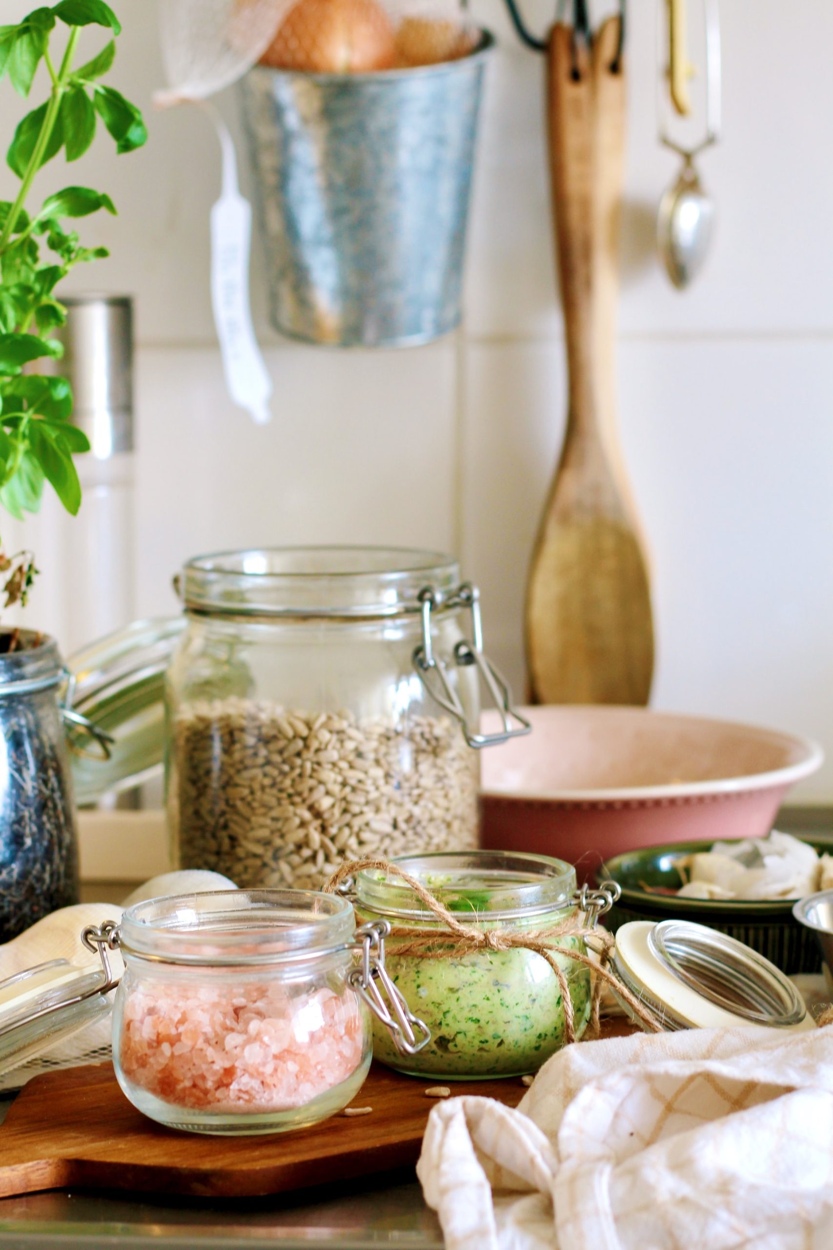 Cuisine : pots en verre, graines, sel rose, pesto.