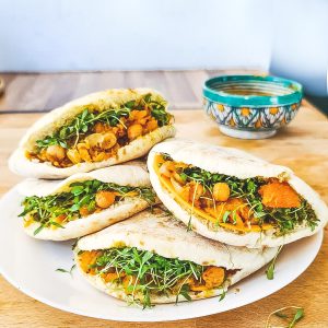 Pita garnis de pois chiches et de verdure.