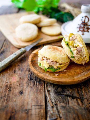 Muffins anglais garnis de thon, œufs et cornichons