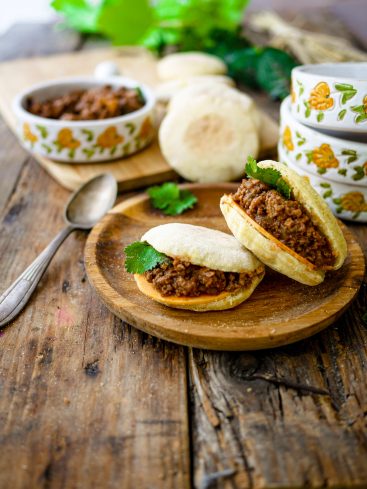 Arepas vénézuéliennes avec garniture à la viande hachée.