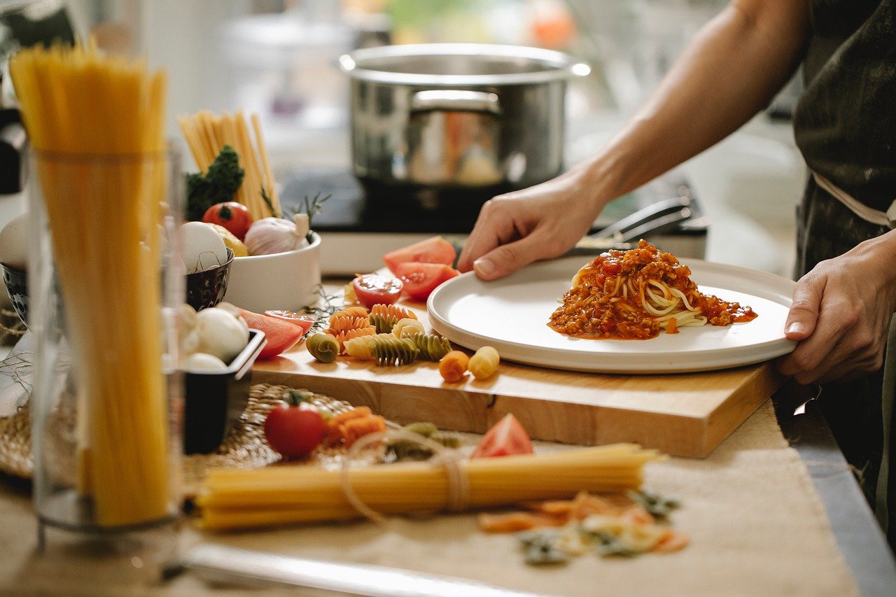 Préparation de spaghettis à la bolognaise, ingrédients frais.