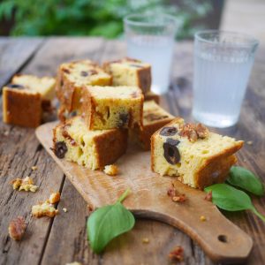 Cake aux olives, tomates séchées, et verres d'eau