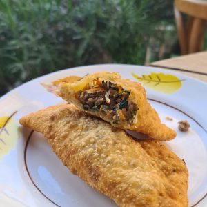 Chaussons farcis frits sur une assiette décorée