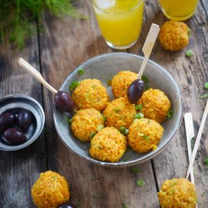 Boulettes de riz safranées, olives et jus d'orange
