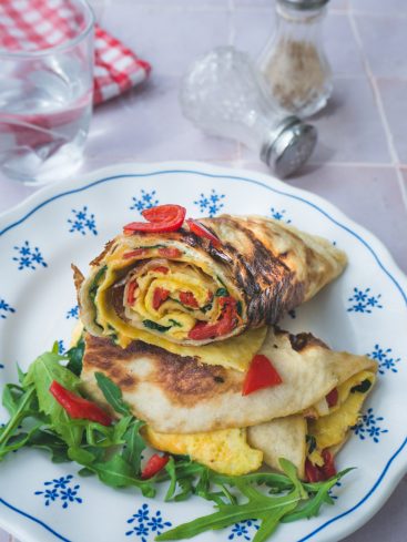 Wrap petit déjeuner avec œuf, épinards et poivrons rouges.