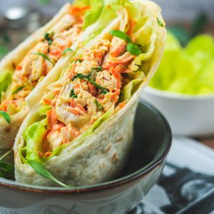 Wrap au poulet et légumes dans un bol.