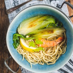 Soupe asiatique : nouilles, crevette, pak choi et citron