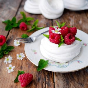 Pavlova aux framboises sur une table en bois