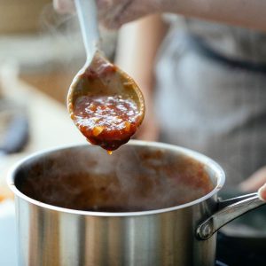 Cuisine : sauce tomate maison mijotant dans une casserole.