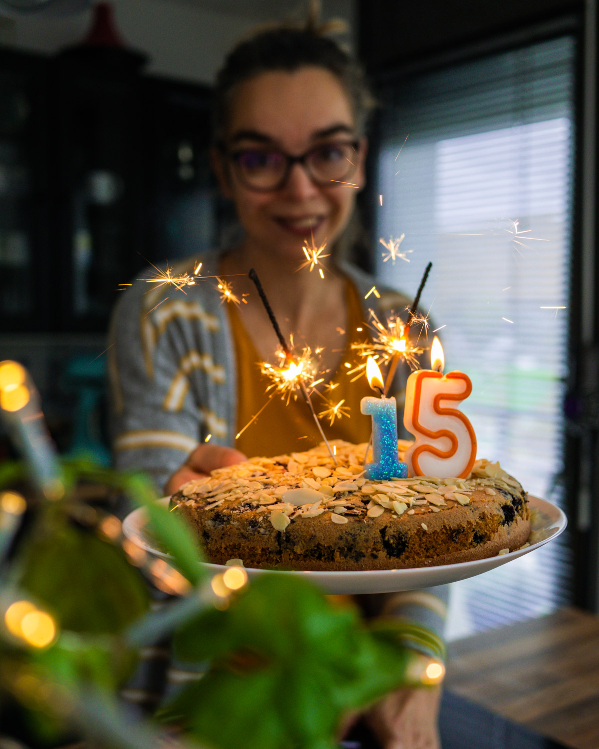 Gâteau d'anniversaire 15 ans, bougies, étincelles, sourires.