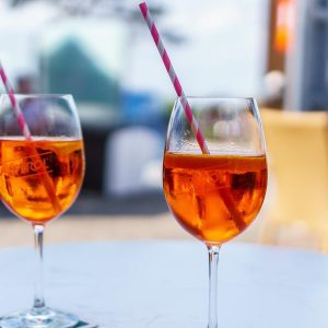 Deux verres d'Aperol Spritz avec pailles rayées