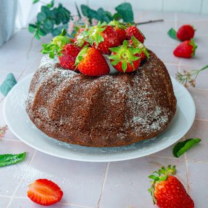 Gâteau au chocolat et fraises, saupoudré de sucre glace.