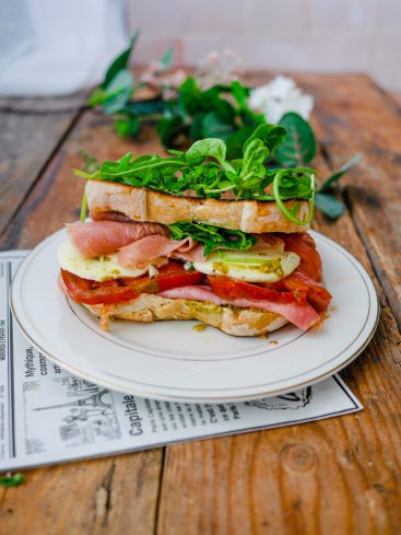 Sandwich jambon cru, mozzarella, tomate, roquette